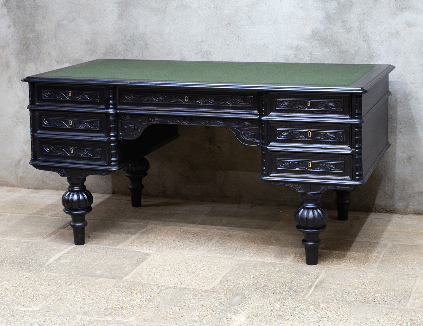 Реставрация антикварного письменного стола