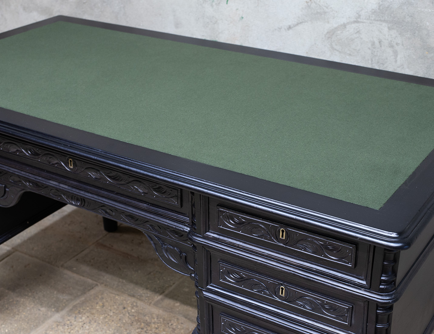 Реставрация антикварного письменного стола