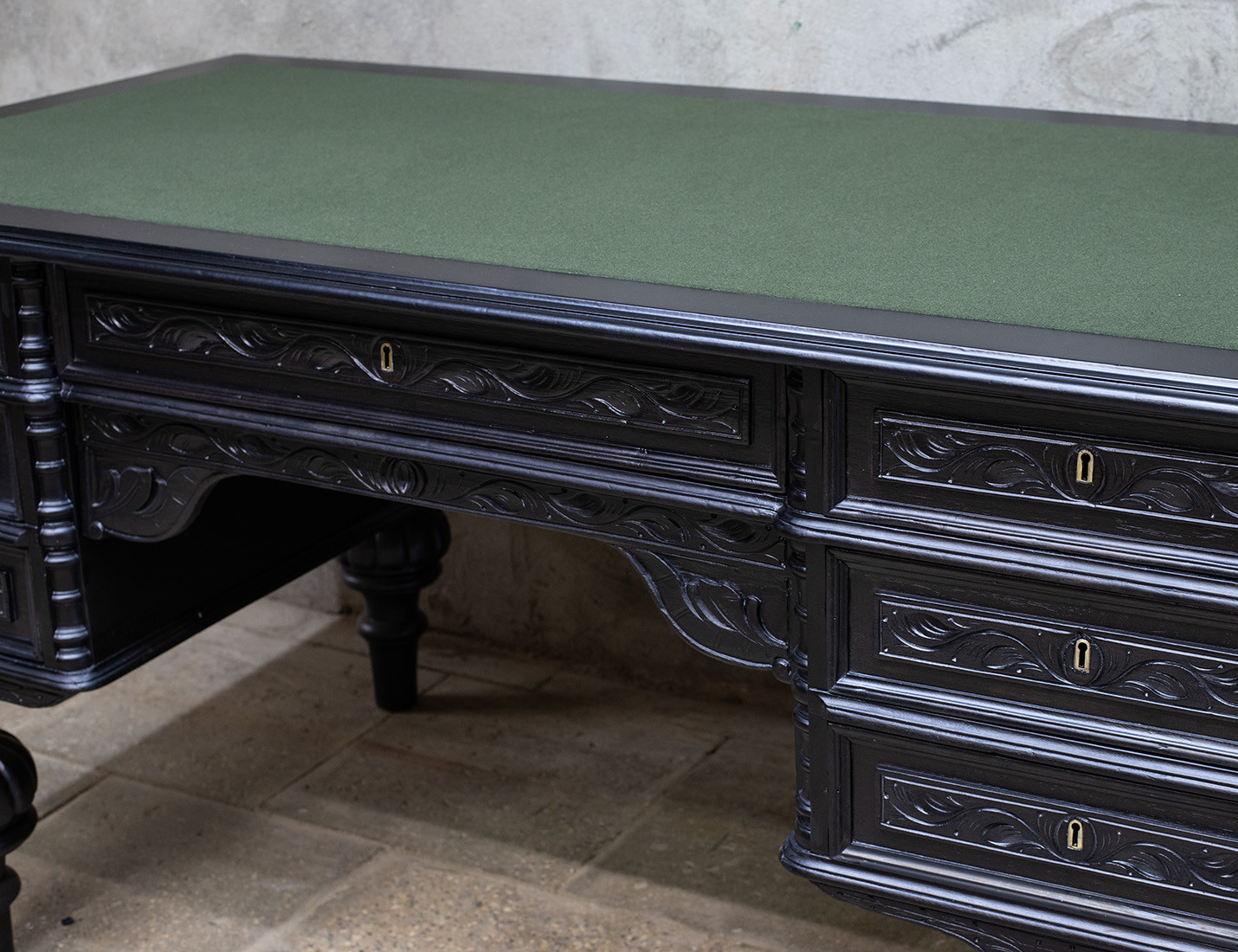 Реставрация антикварного письменного стола