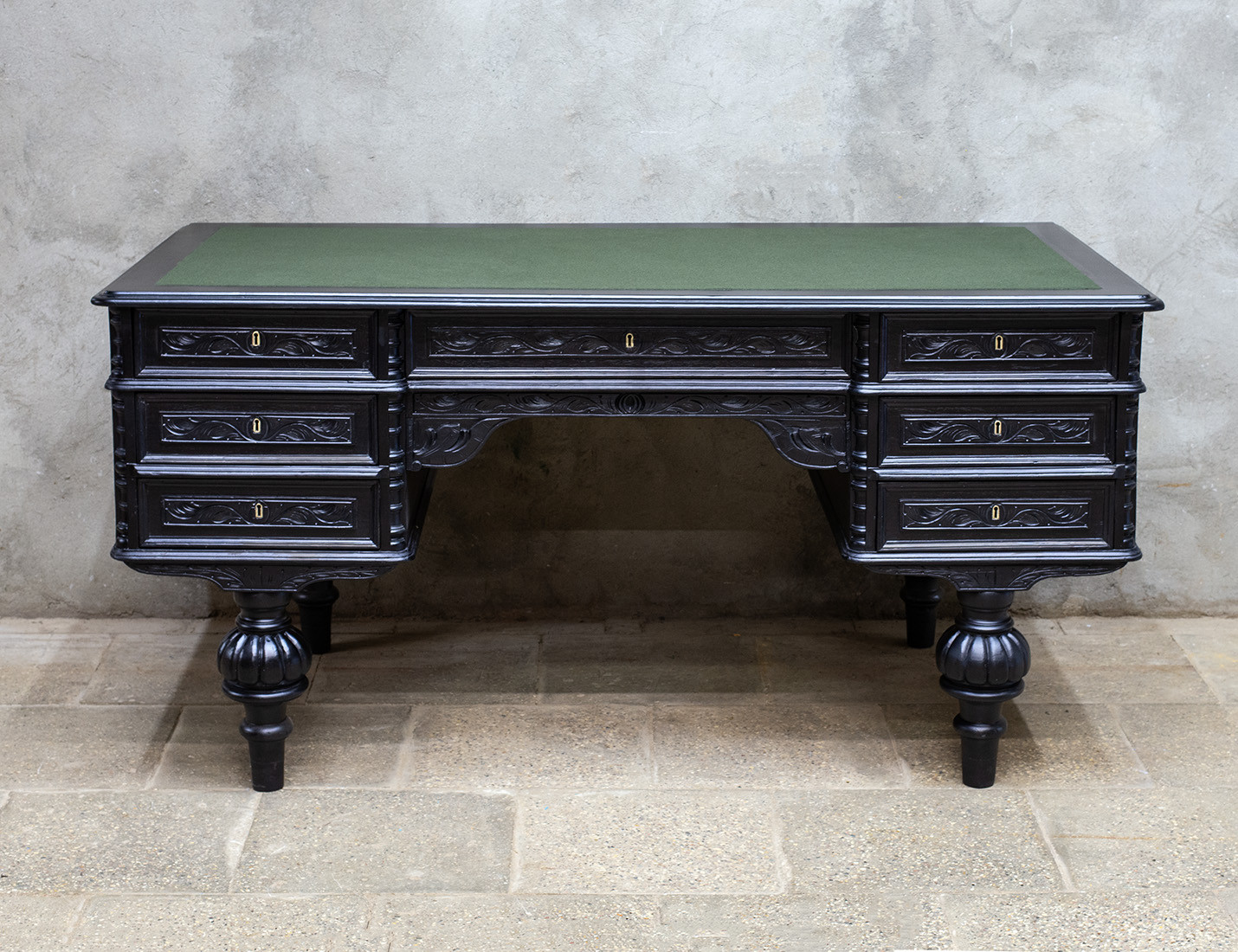 Реставрация антикварного письменного стола