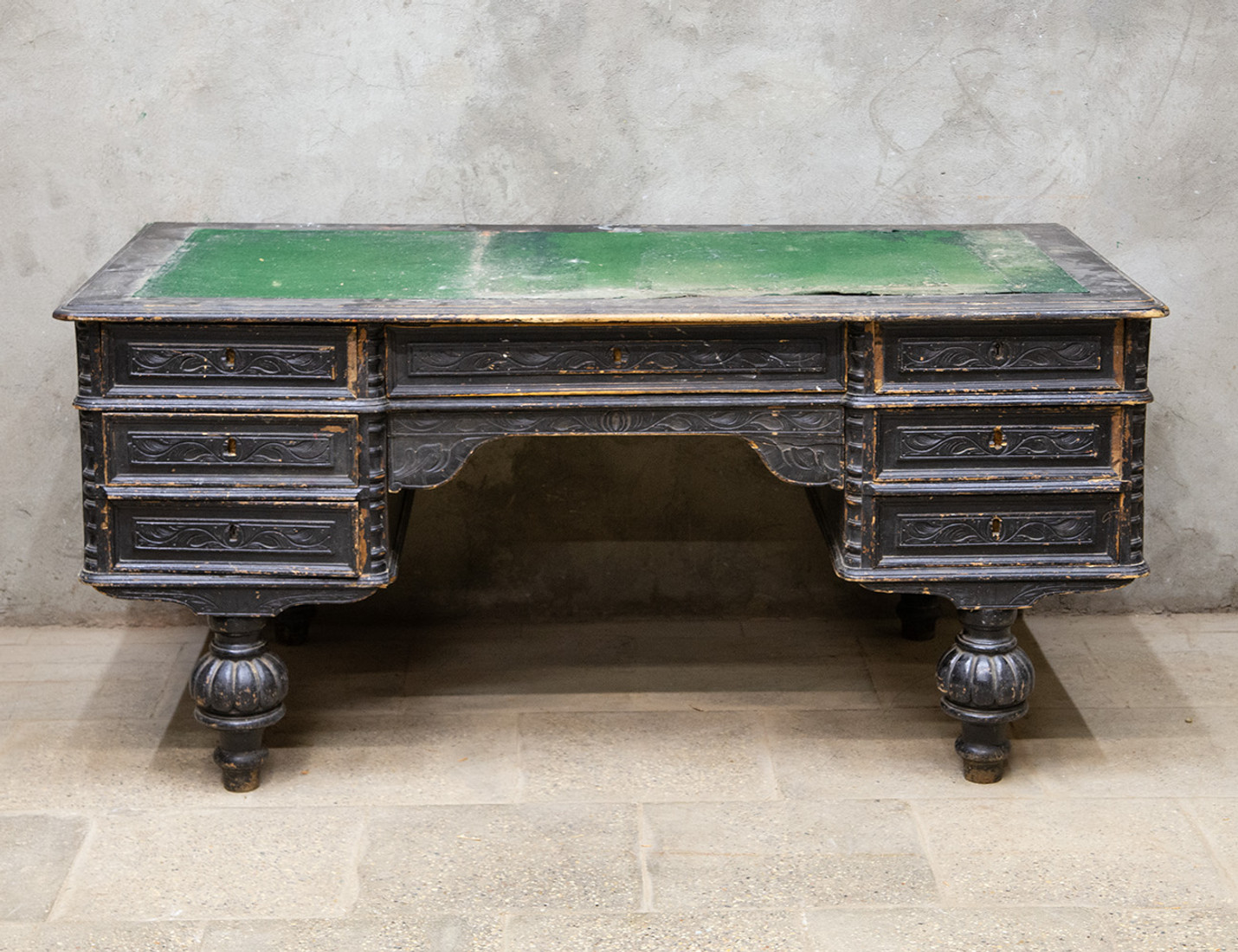 Реставрация антикварного письменного стола