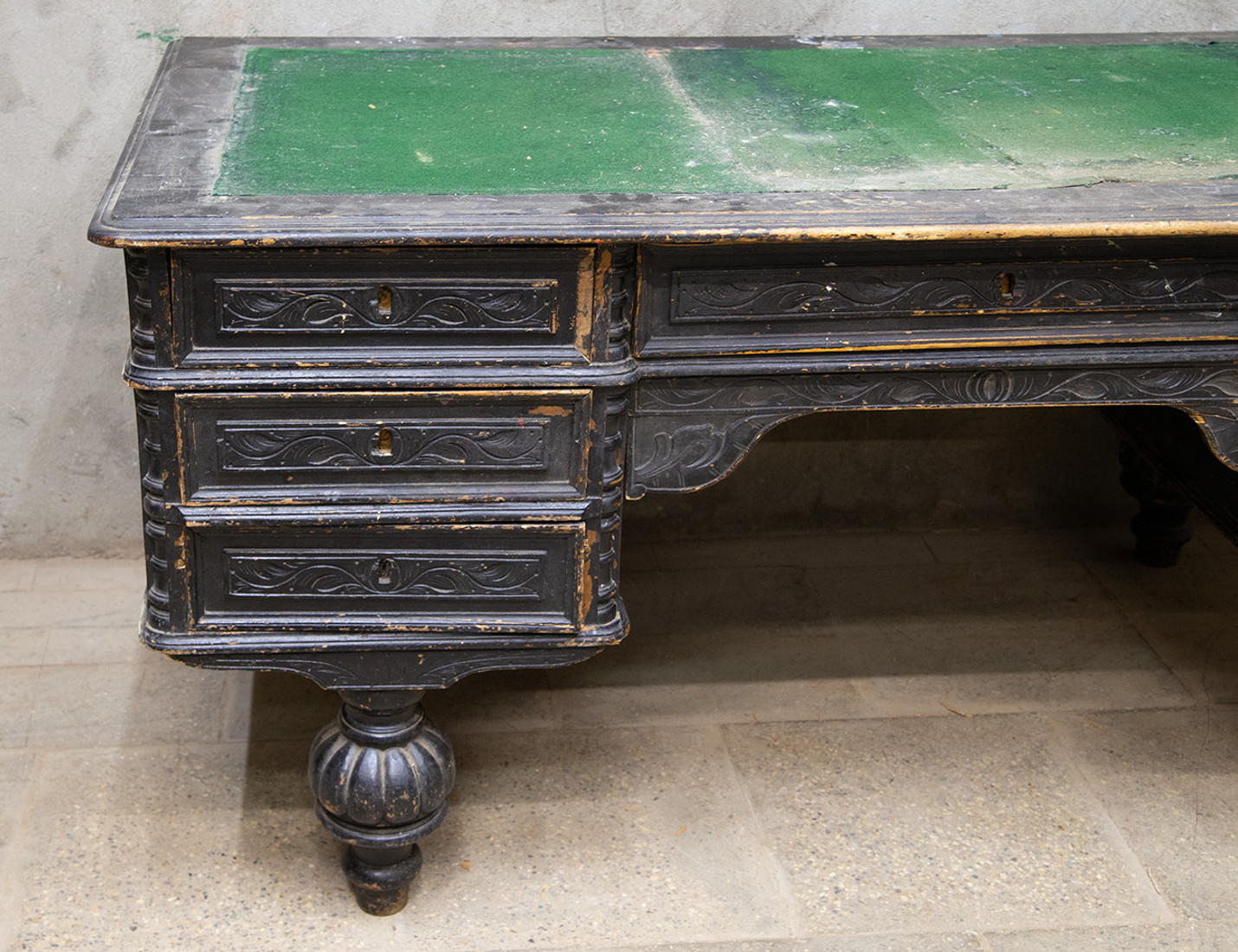 Реставрация антикварного письменного стола