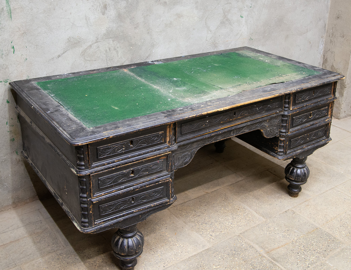 Реставрация антикварного письменного стола