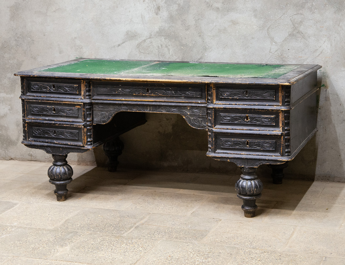 Реставрация антикварного письменного стола