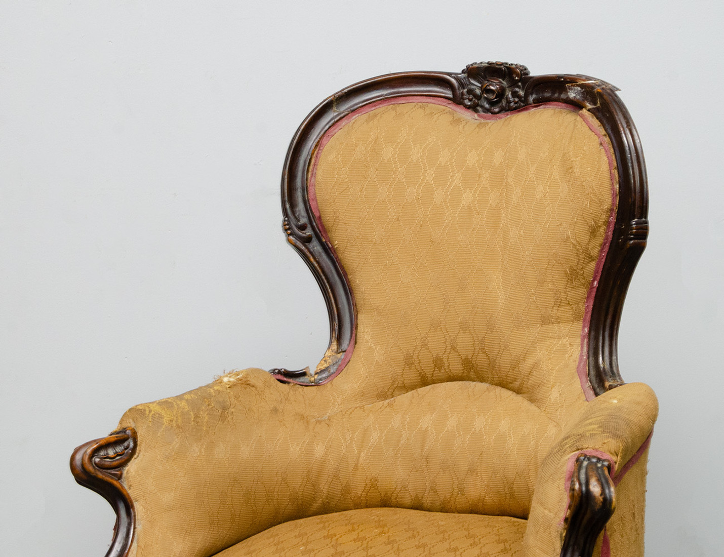 Реставрация антикварного кресла в стиле рококо