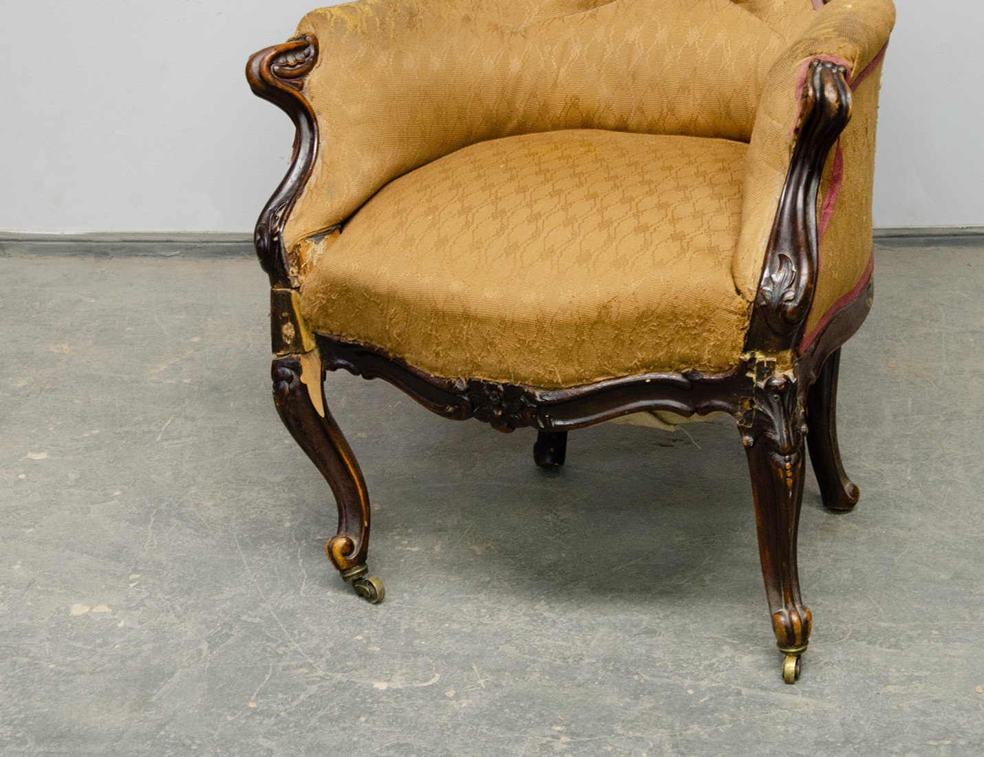 Реставрация антикварного кресла в стиле рококо