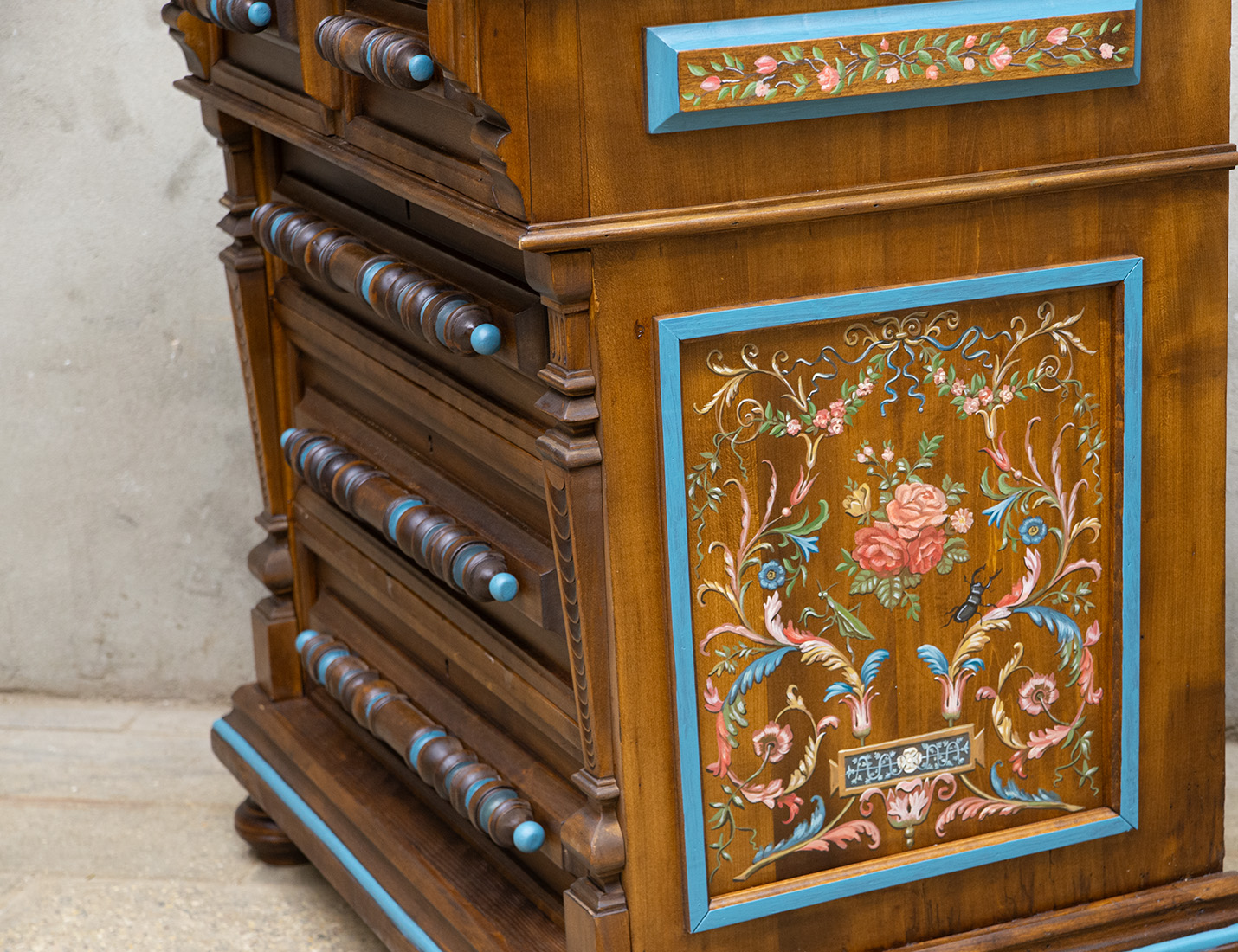 Реставрация и роспись старинного комода