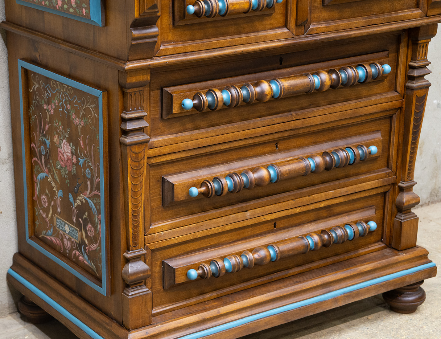 Реставрация и роспись старинного комода