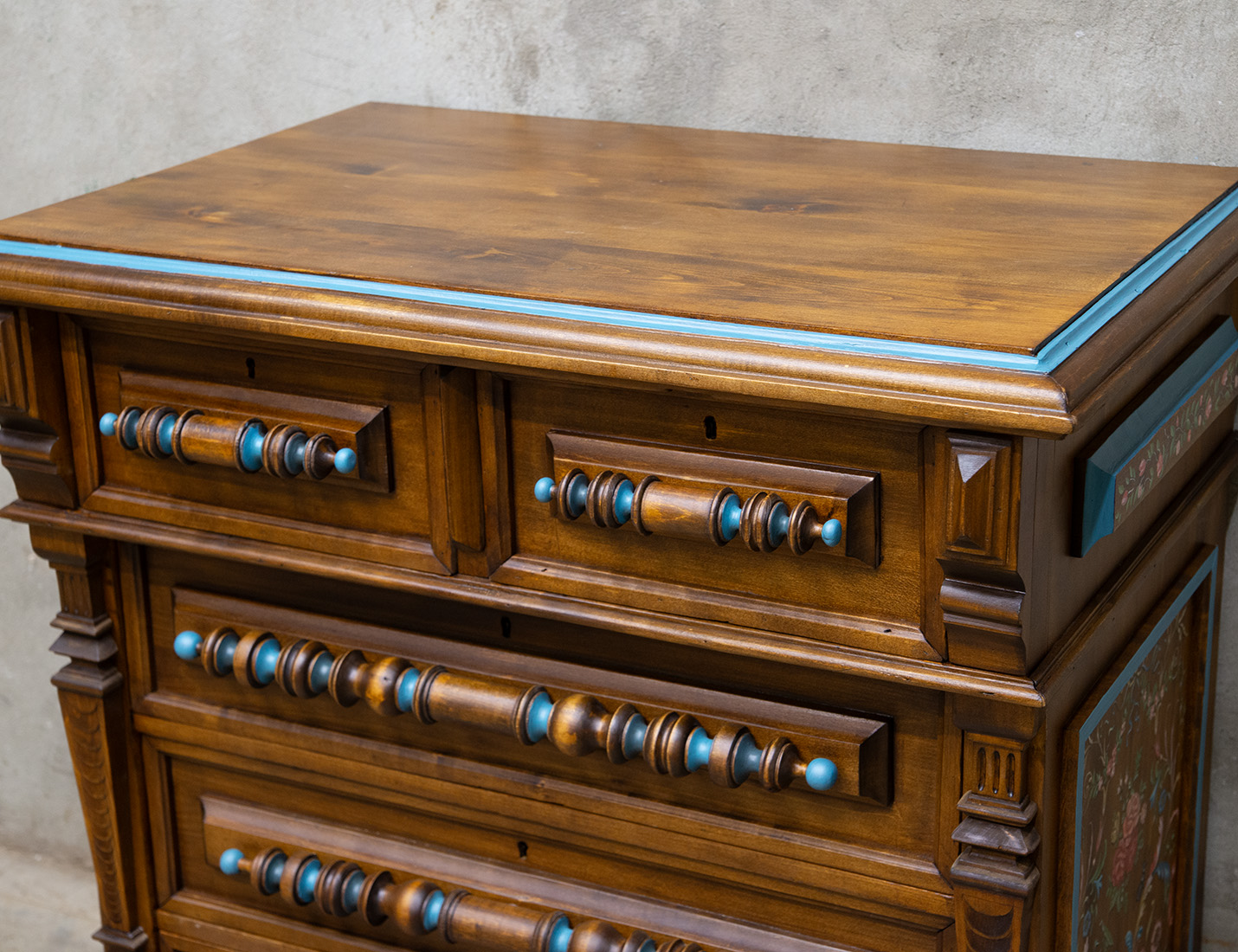 Реставрация и роспись старинного комода