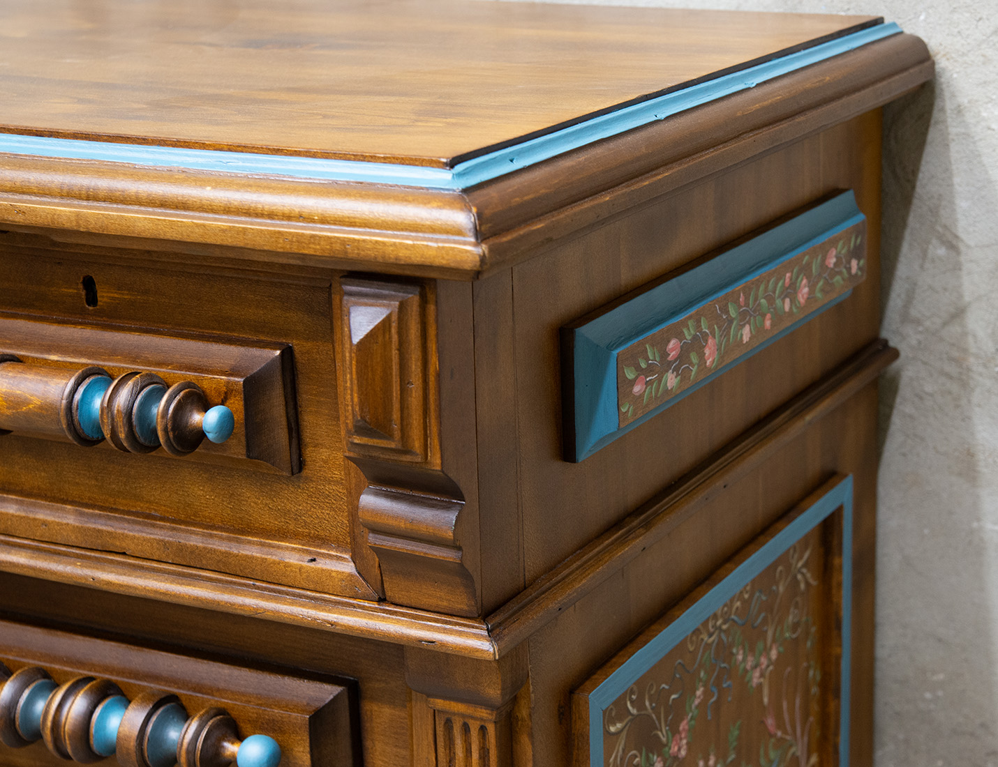 Реставрация и роспись старинного комода