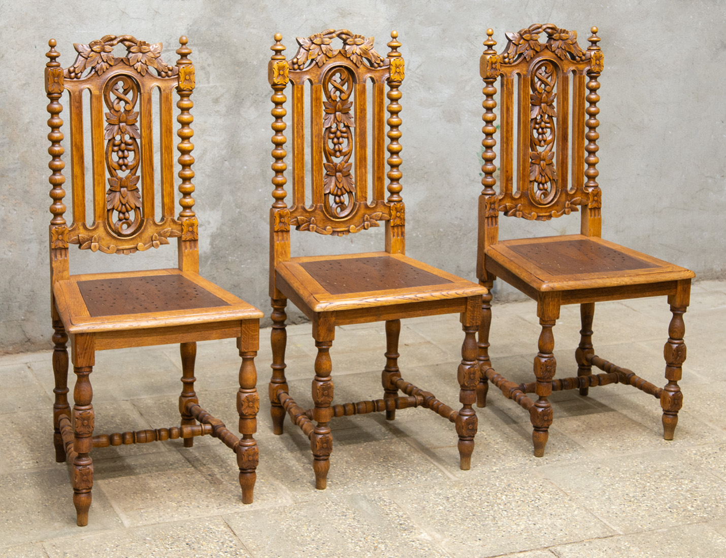 Реставрация гарнитура антикварных стульев 19 века