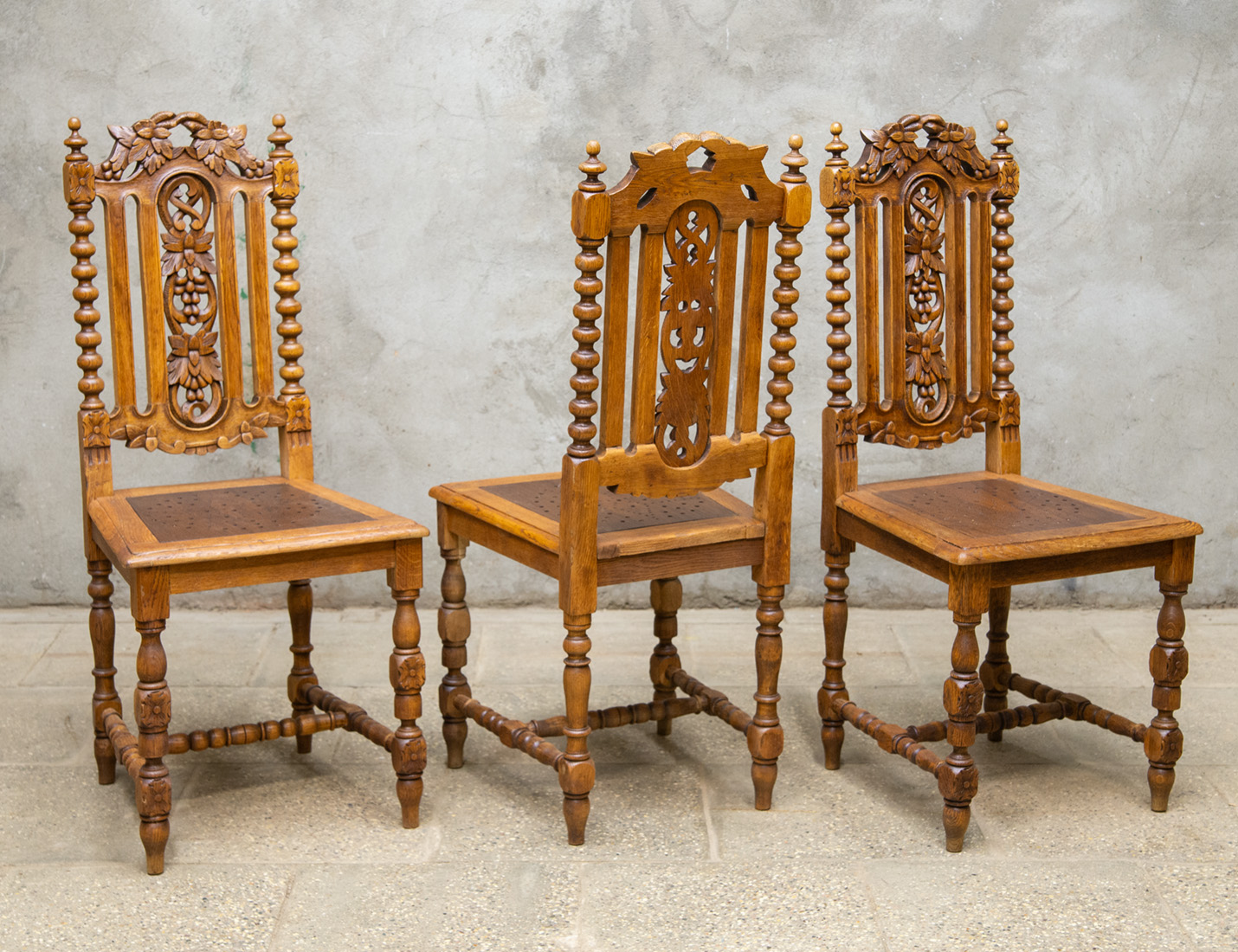 Реставрация гарнитура антикварных стульев 19 века