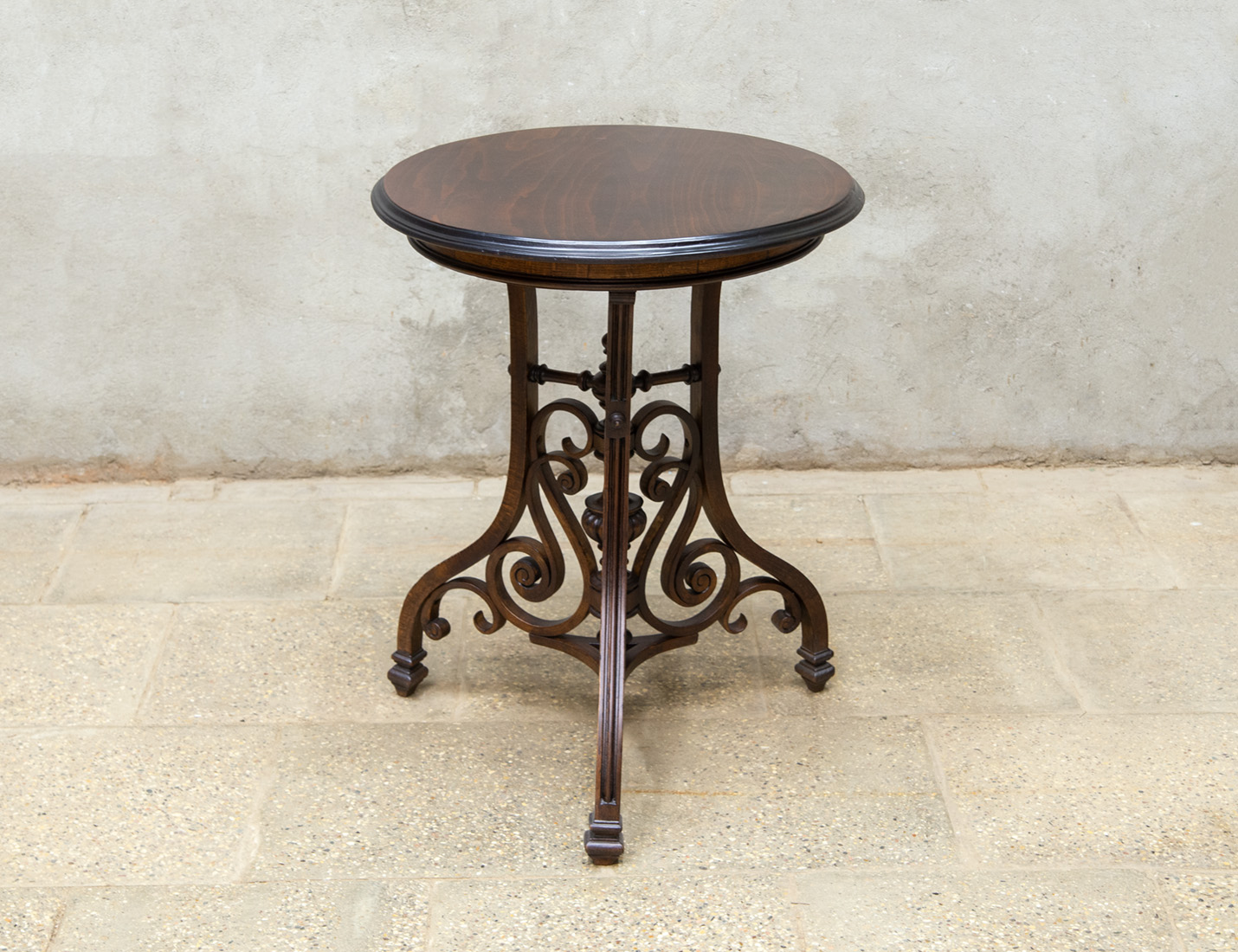 Реставрация антикварного чайного столика