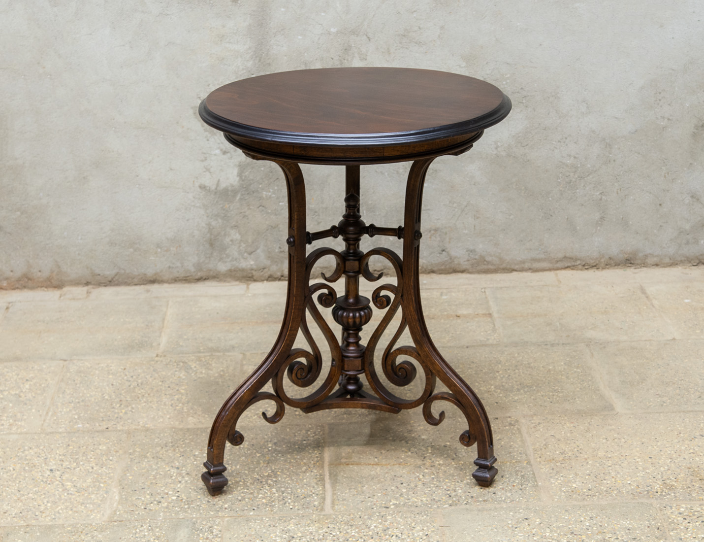 Реставрация антикварного чайного столика