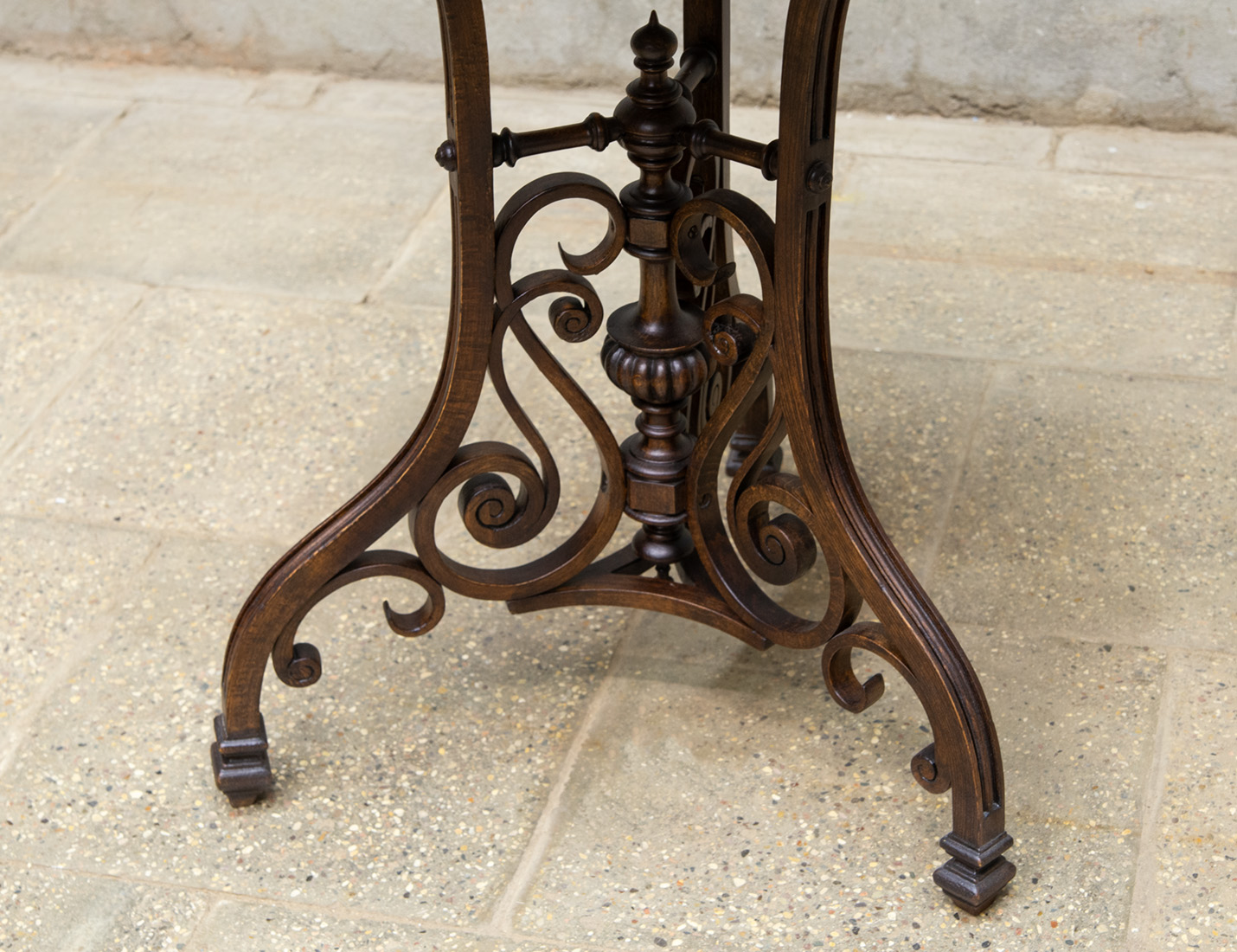 Реставрация антикварного чайного столика