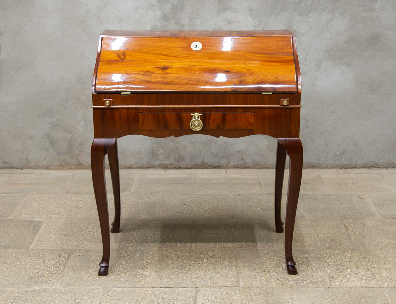 Реставрация антикварного бюро