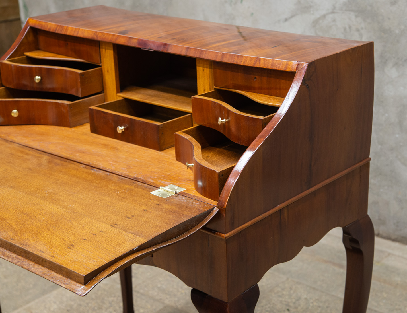 Реставрация антикварного бюро