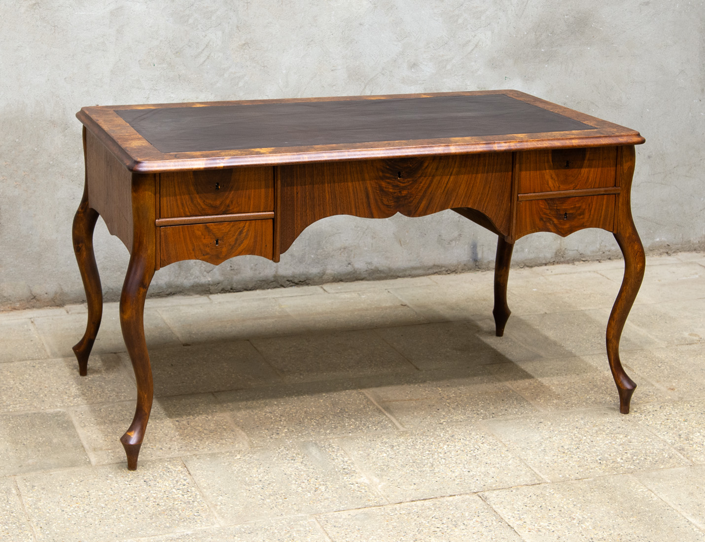 Реставрация антикварного орехового стола