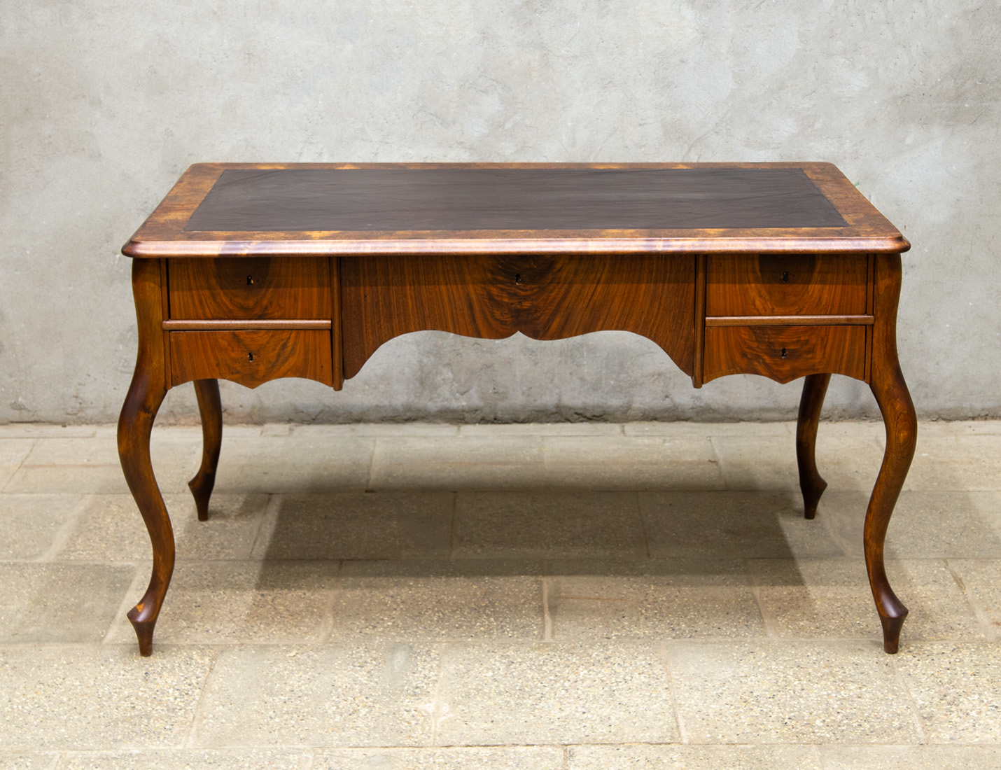 Реставрация антикварного орехового стола