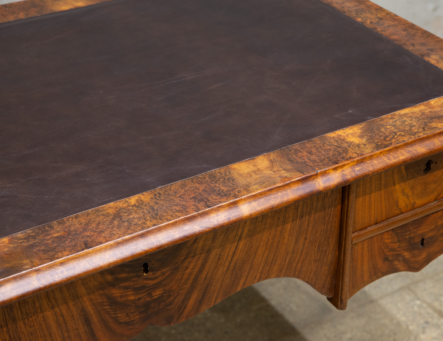 Реставрация антикварного орехового стола