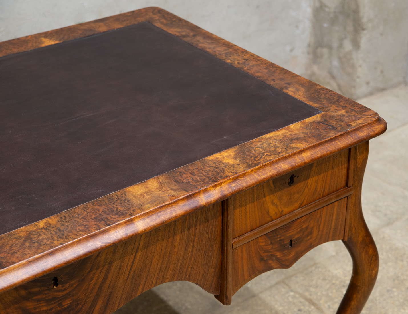 Реставрация антикварного орехового стола