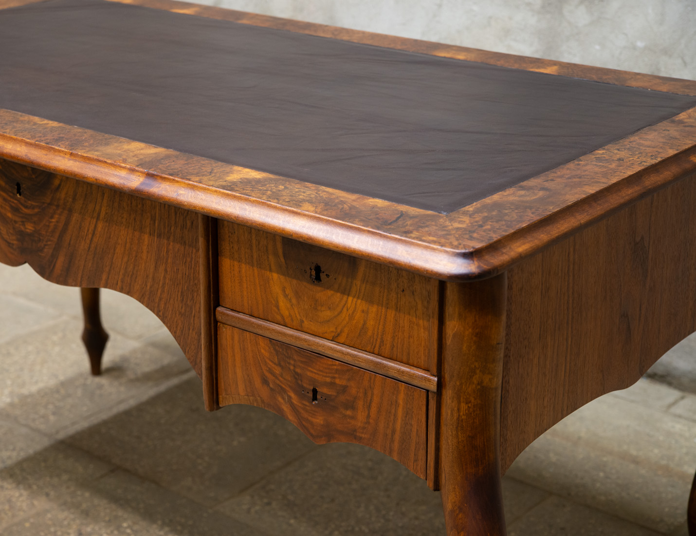 Реставрация антикварного орехового стола