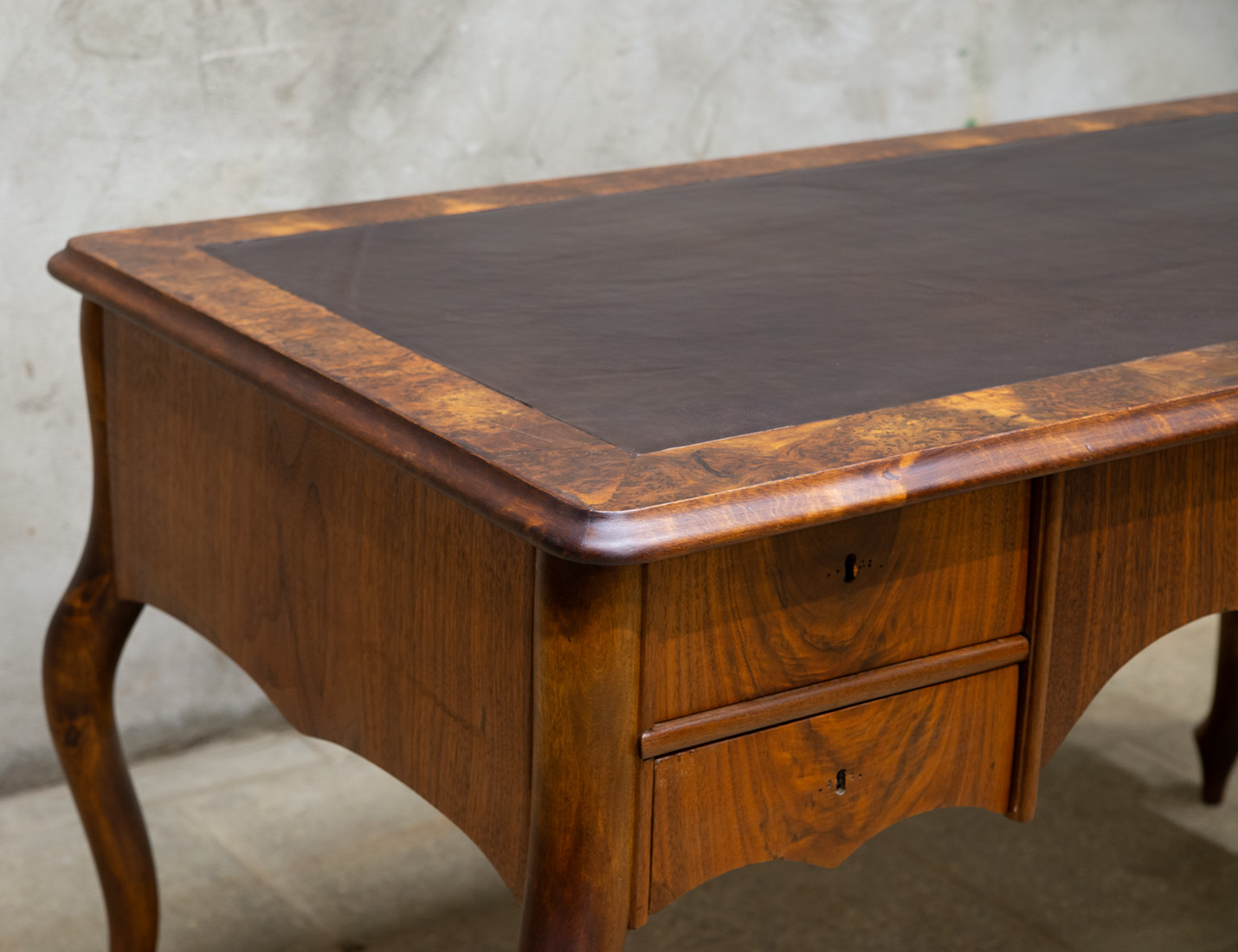 Реставрация антикварного орехового стола