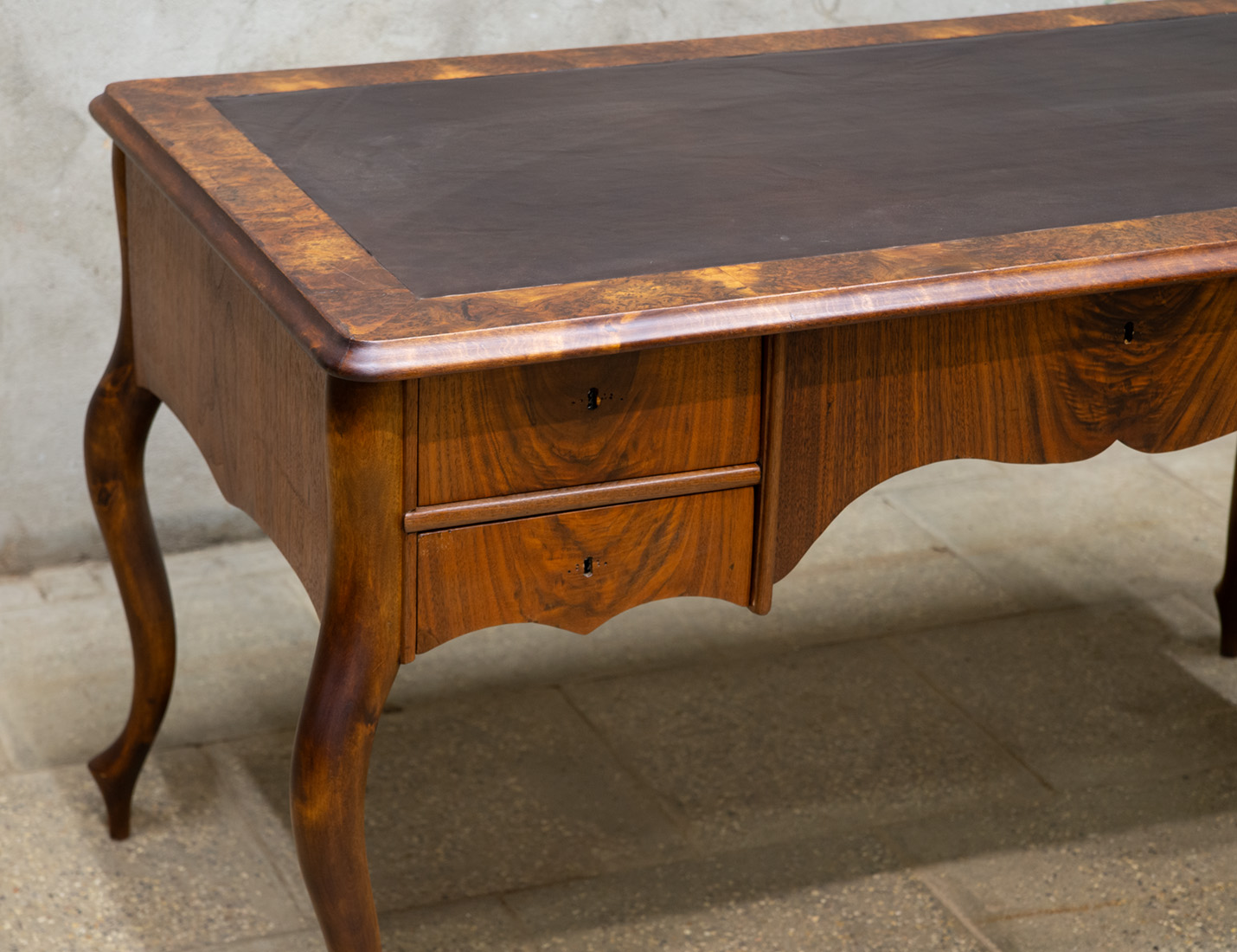 Реставрация антикварного орехового стола