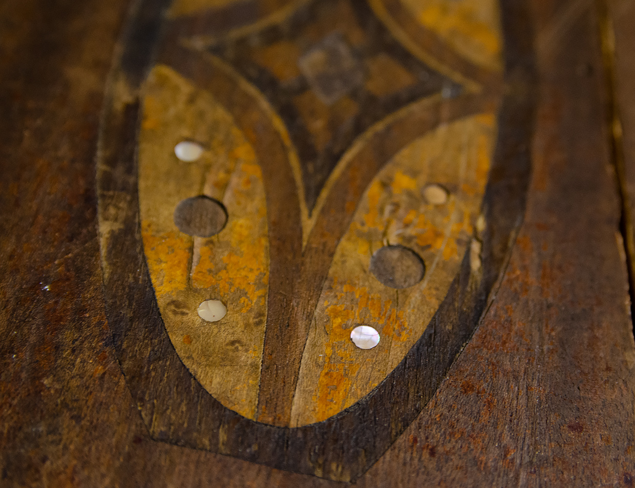 Реставрация антикварного столика с инкрустацией