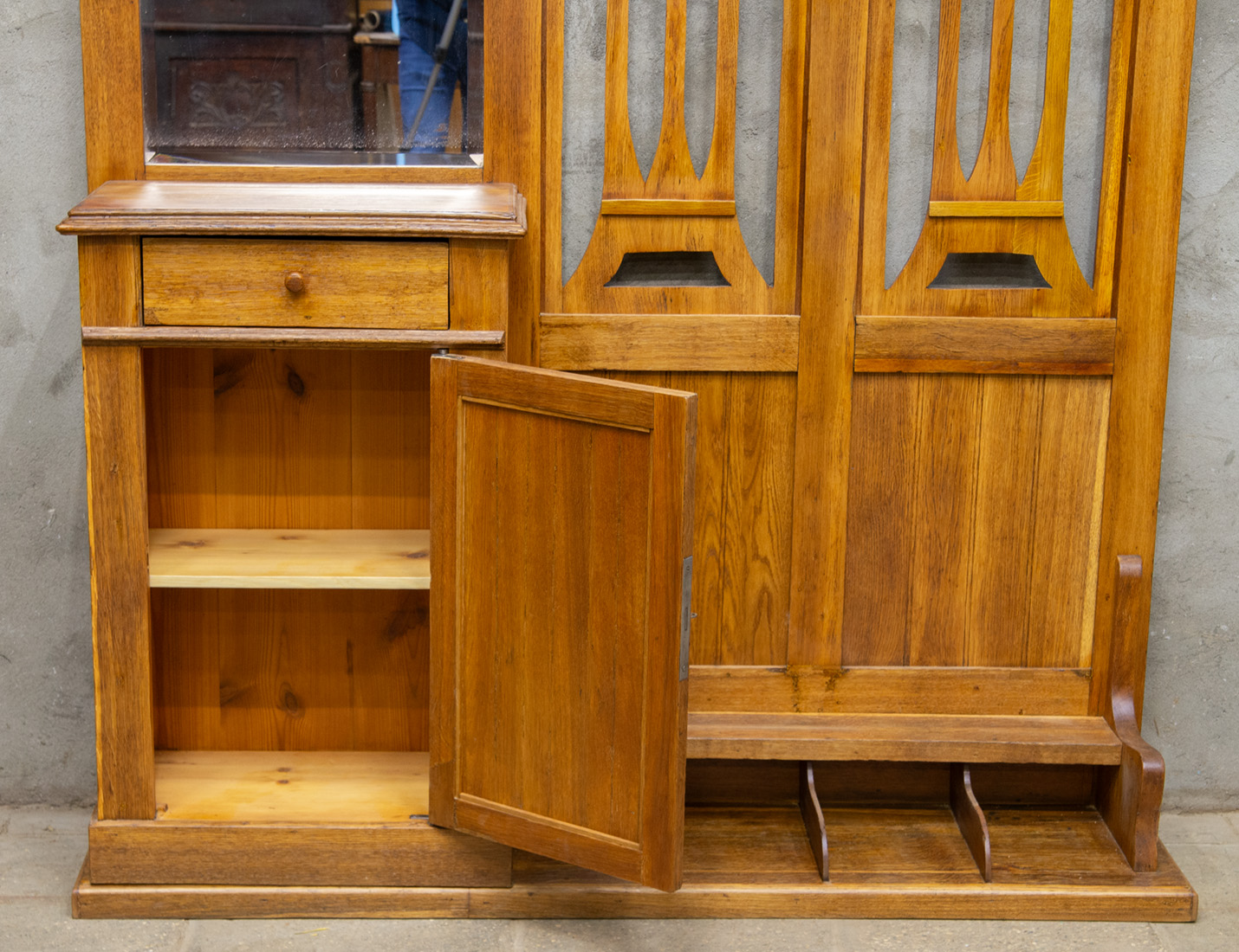 Реставрация антикварной прихожей с тумбой