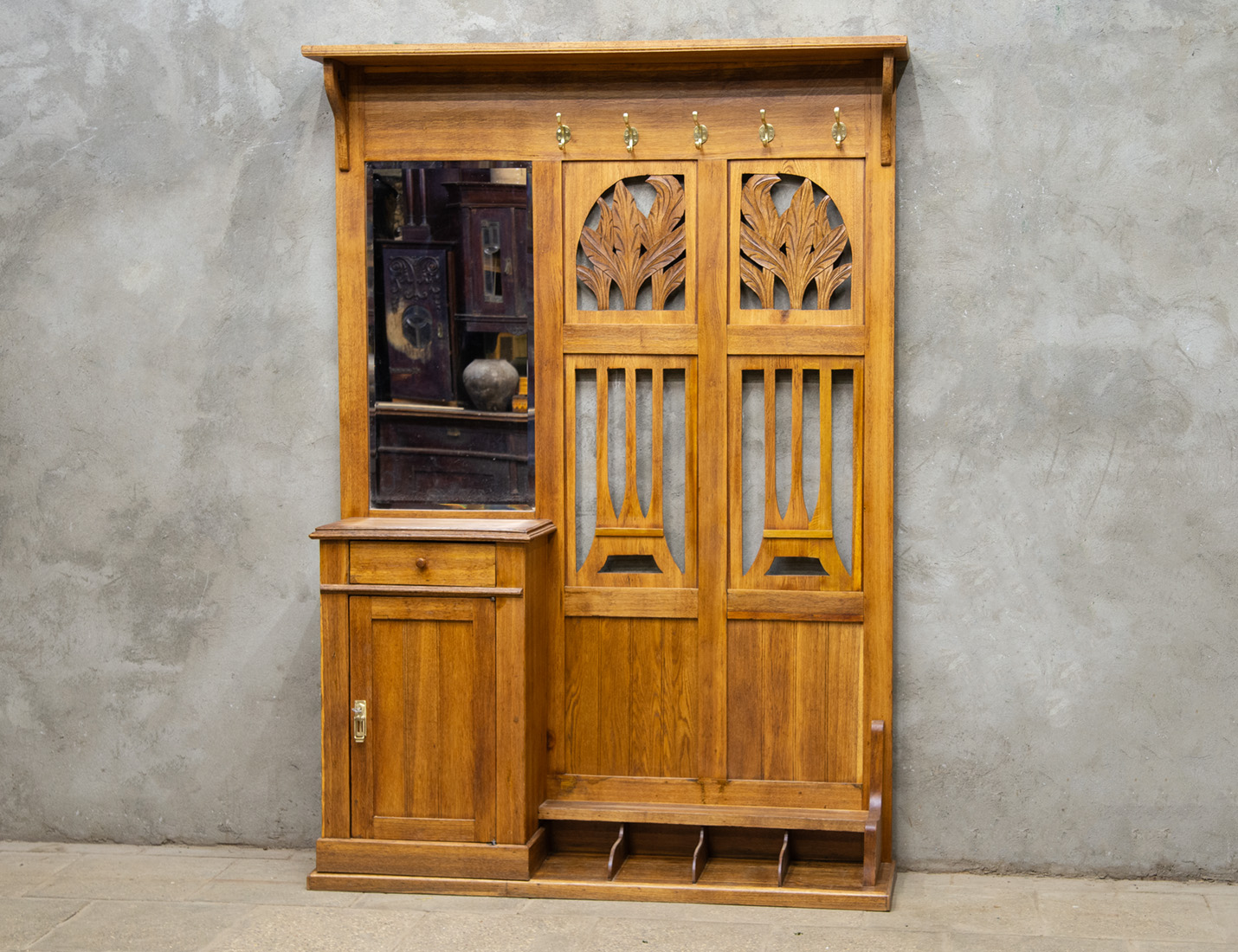 Реставрация антикварной прихожей с тумбой