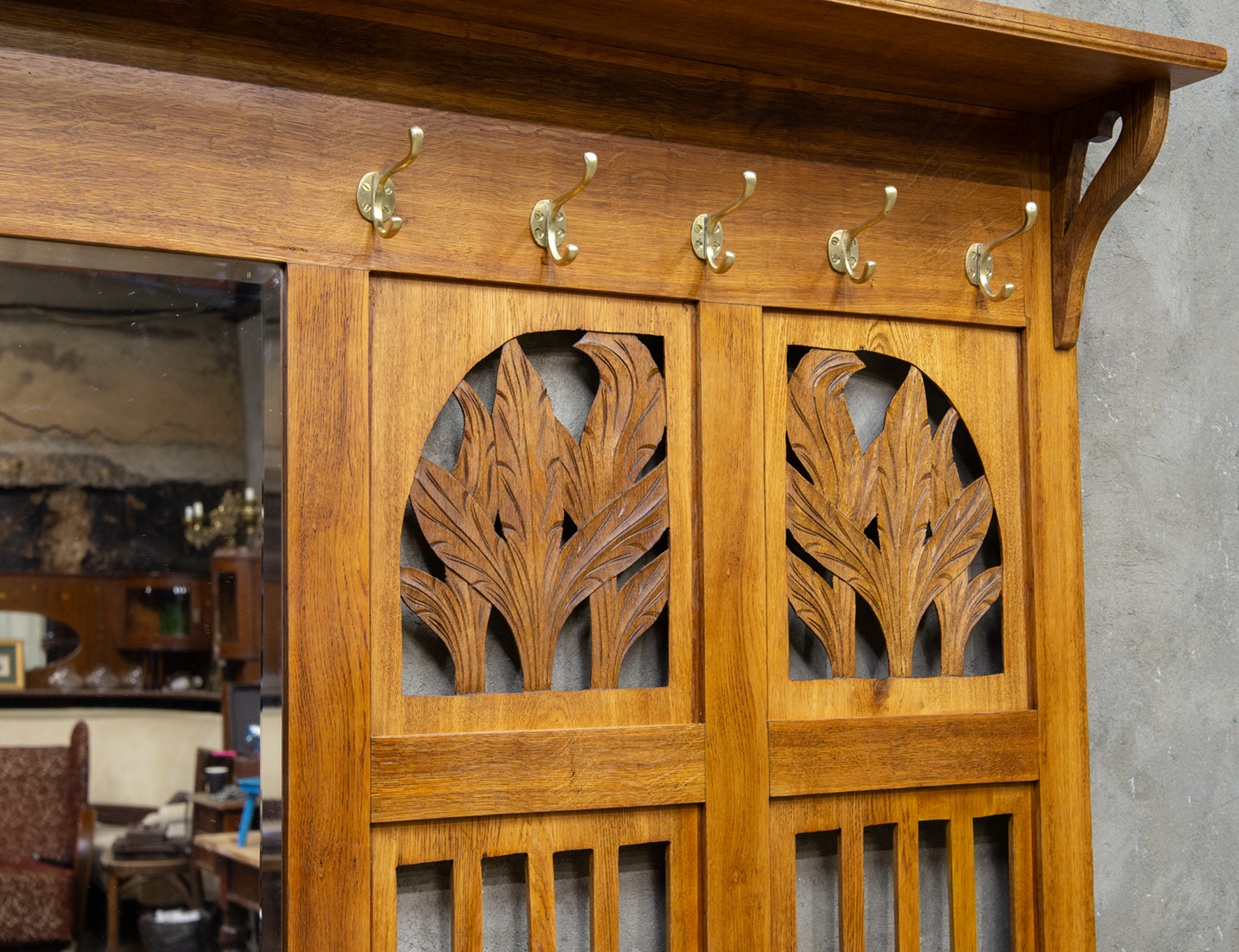 Реставрация антикварной прихожей с тумбой