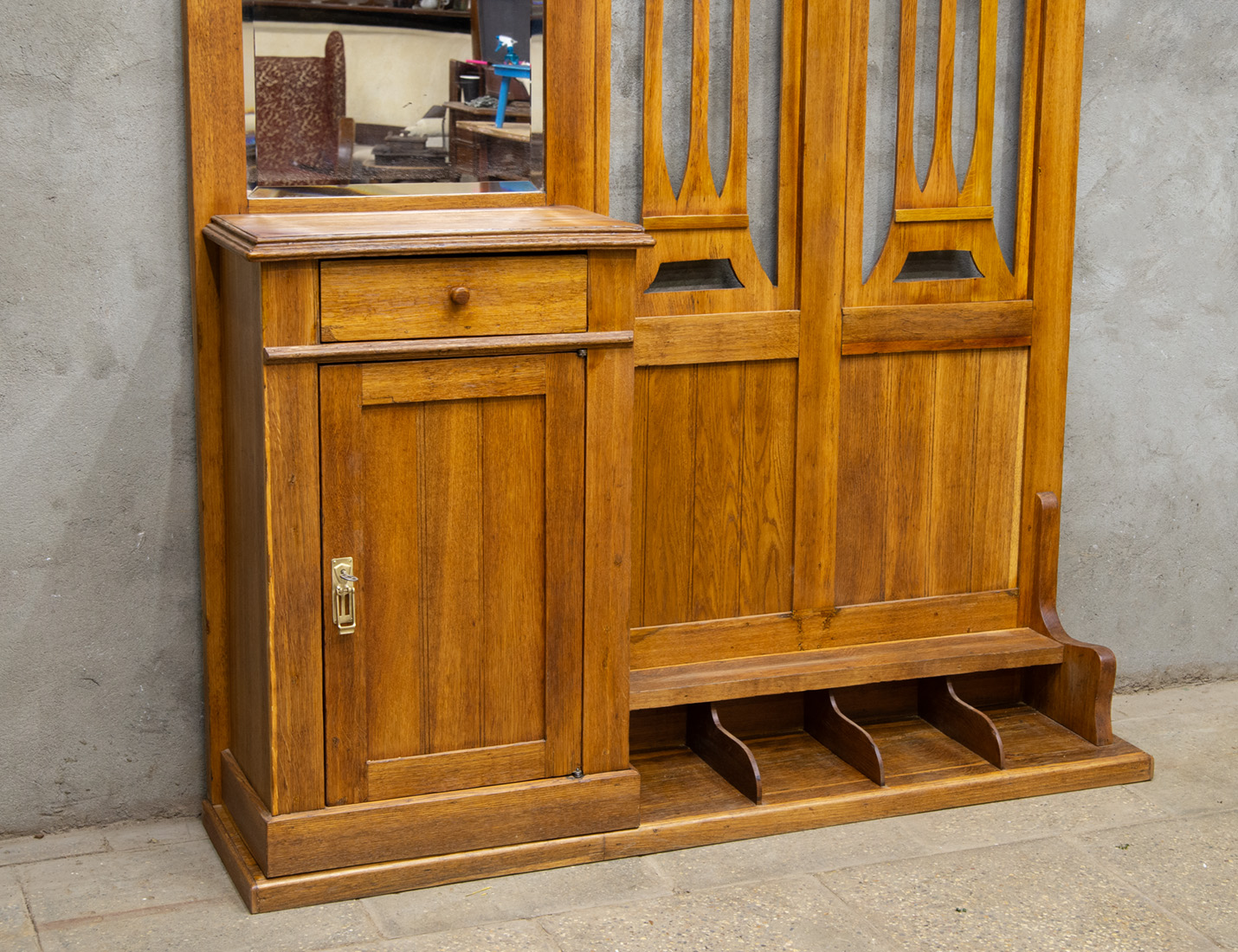 Реставрация антикварной прихожей с тумбой