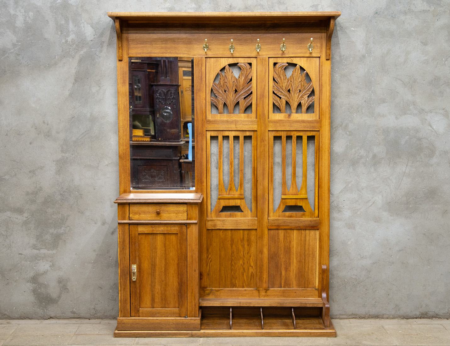 Реставрация антикварной прихожей с тумбой