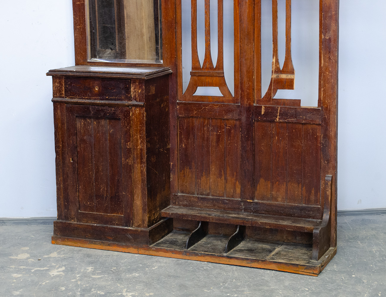 Реставрация антикварной прихожей с тумбой