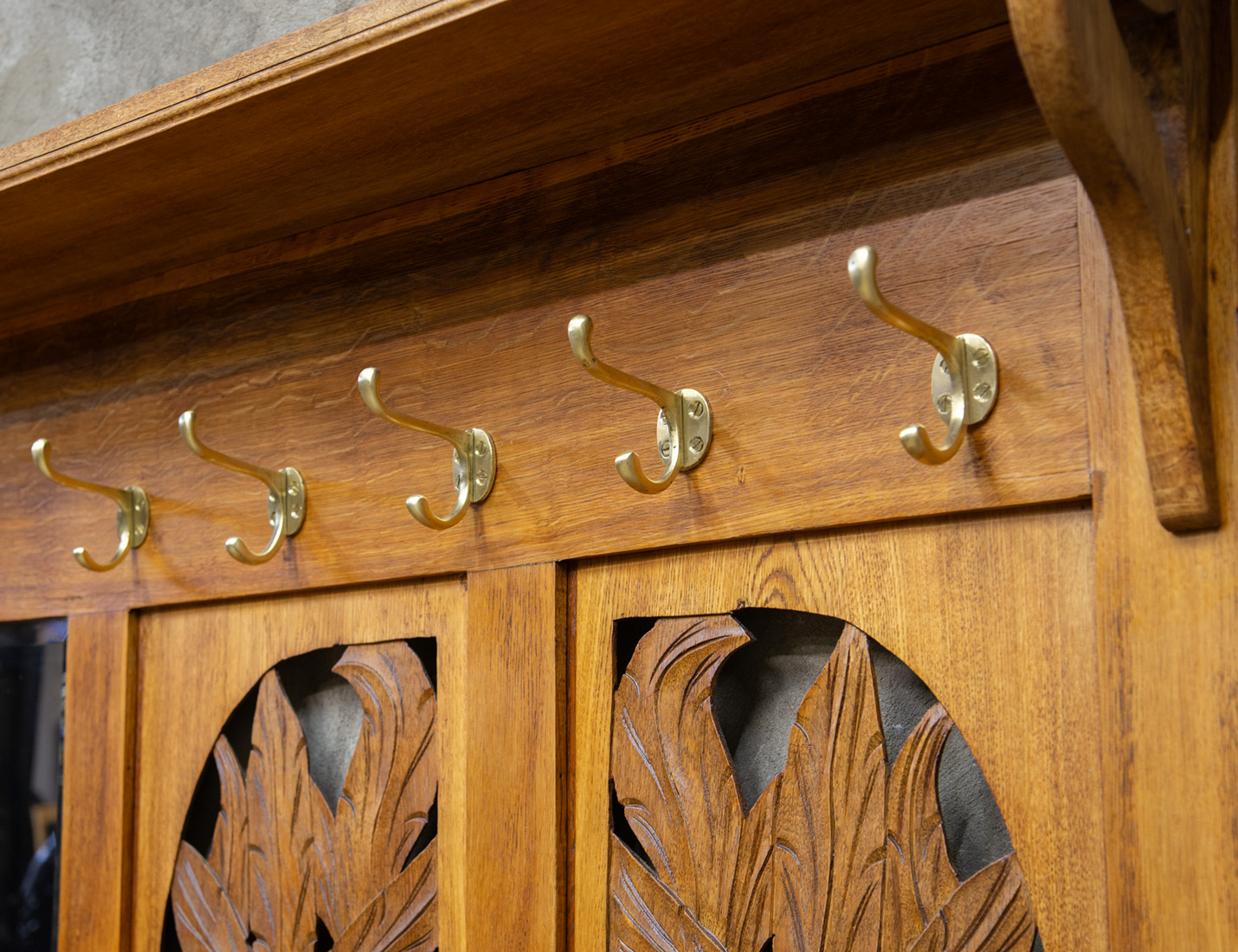 Реставрация антикварной прихожей с тумбой