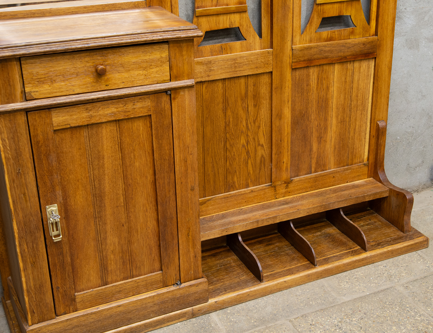 Реставрация антикварной прихожей с тумбой