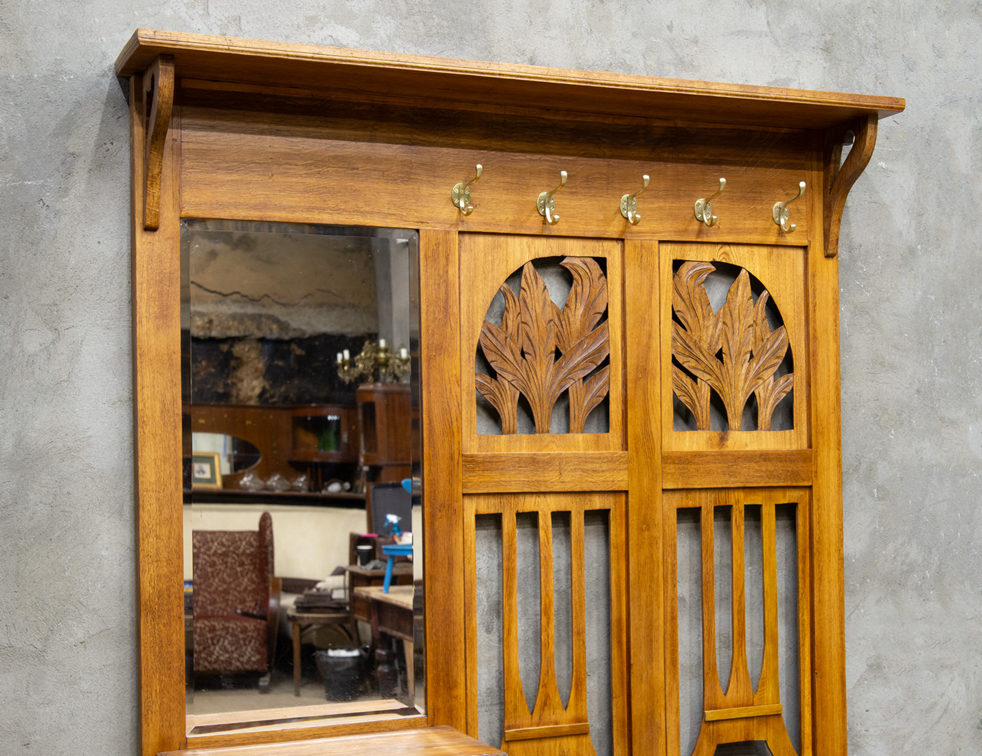 Реставрация антикварной прихожей с тумбой