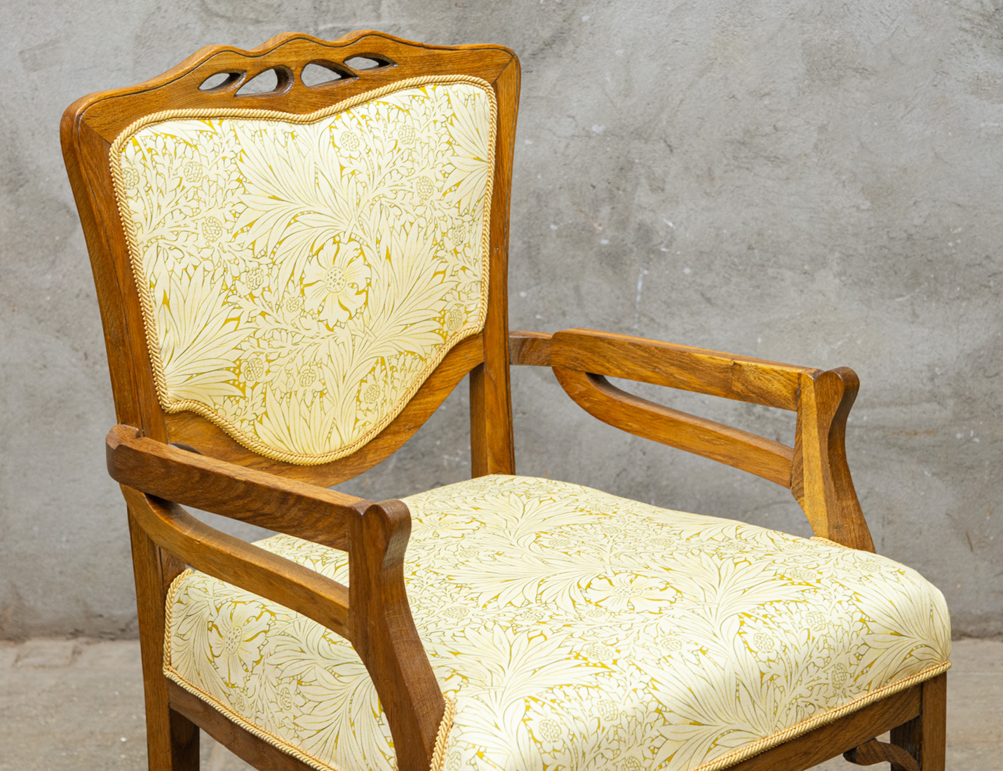 Реставрация старинного кресла в стиле модерн