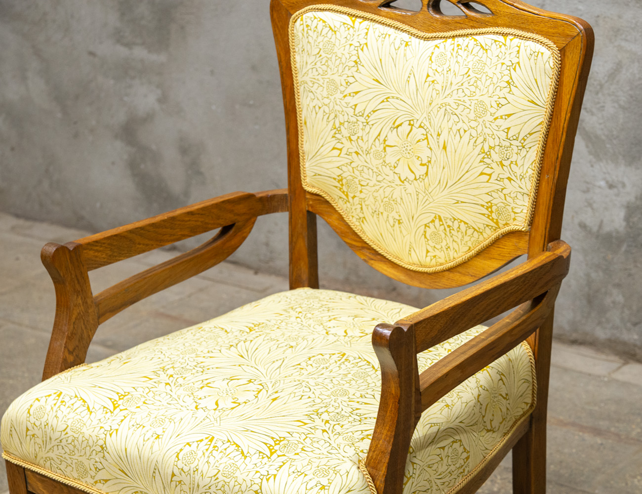 Реставрация старинного кресла в стиле модерн