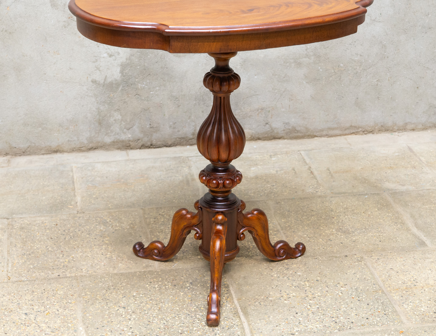 Реставрация старинного гостиного стола