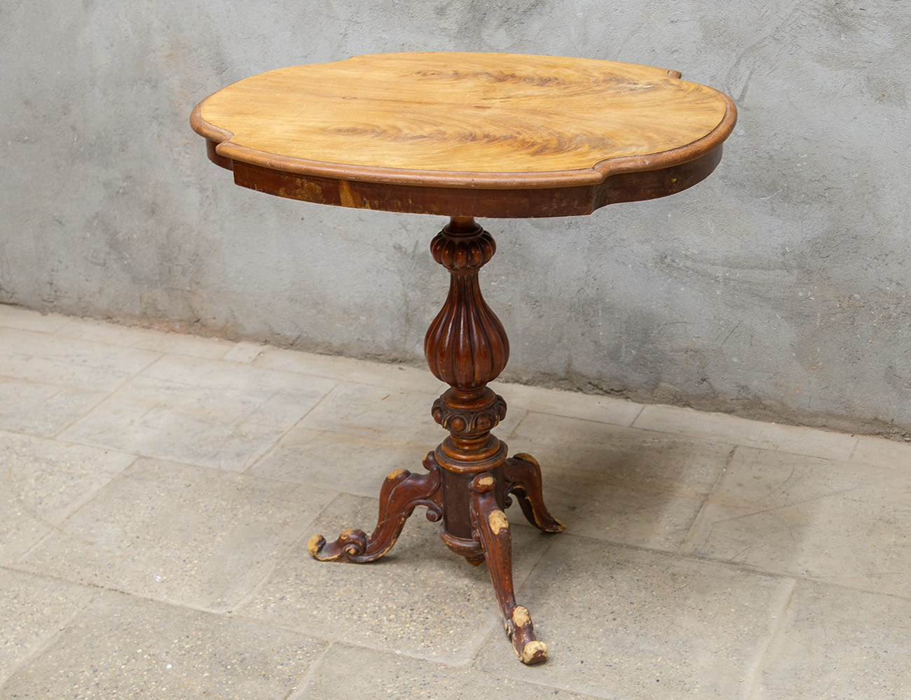 Реставрация старинного гостиного стола