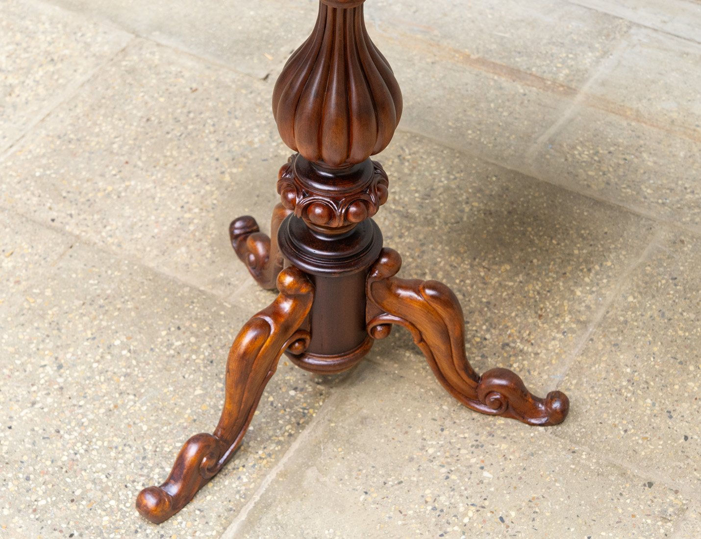 Реставрация старинного гостиного стола