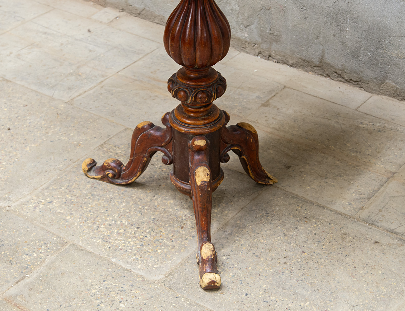 Реставрация старинного гостиного стола