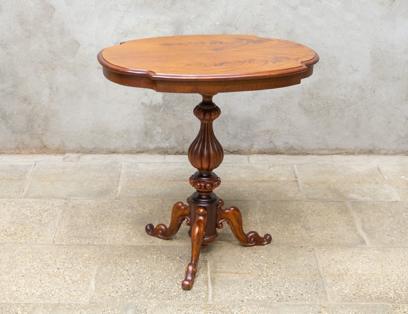 Реставрация старинного гостиного стола