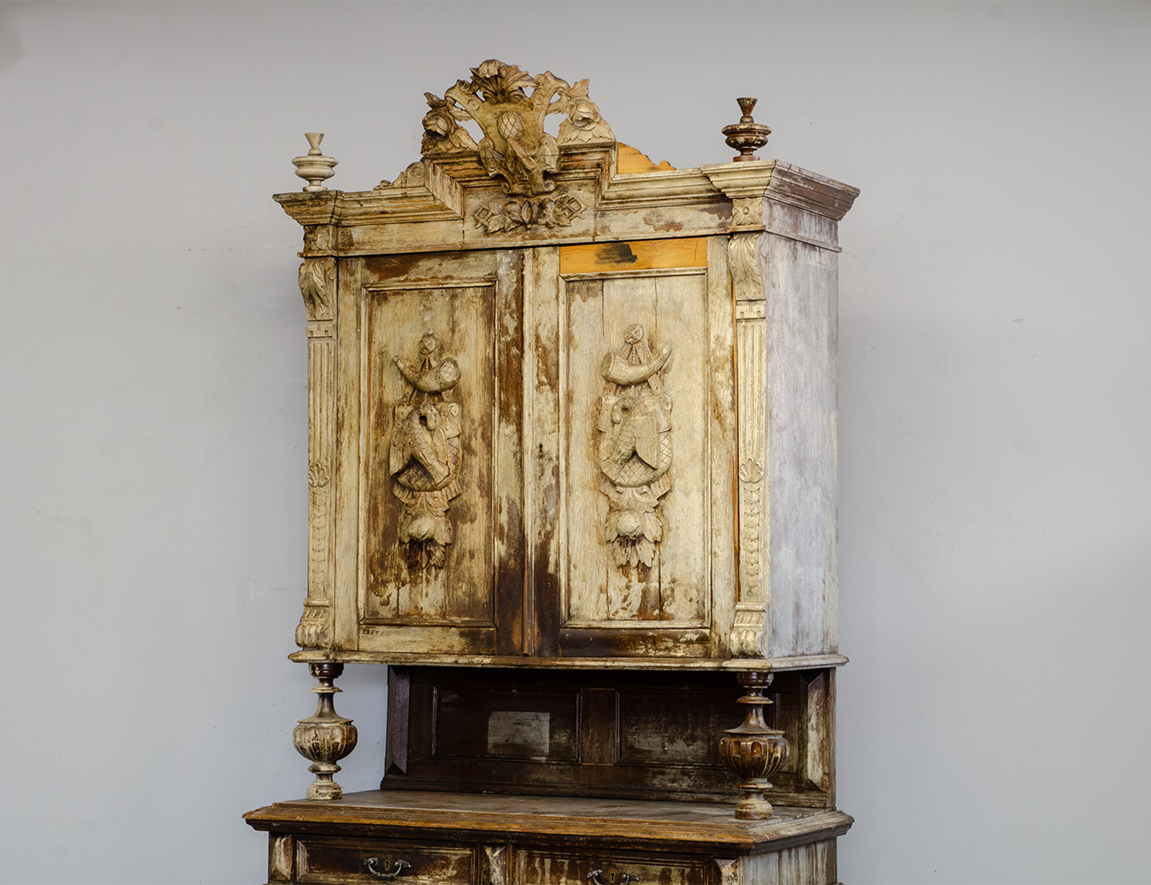 Реставрация антикварного охотничьего буфета 19 века