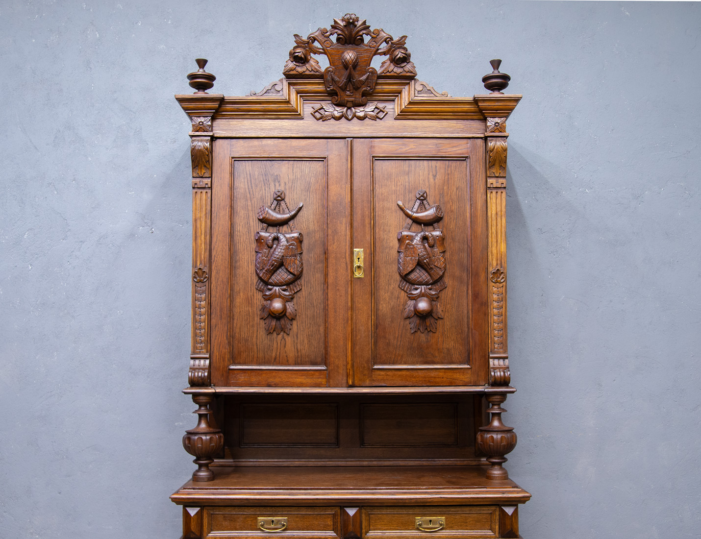 Реставрация антикварного охотничьего буфета 19 века