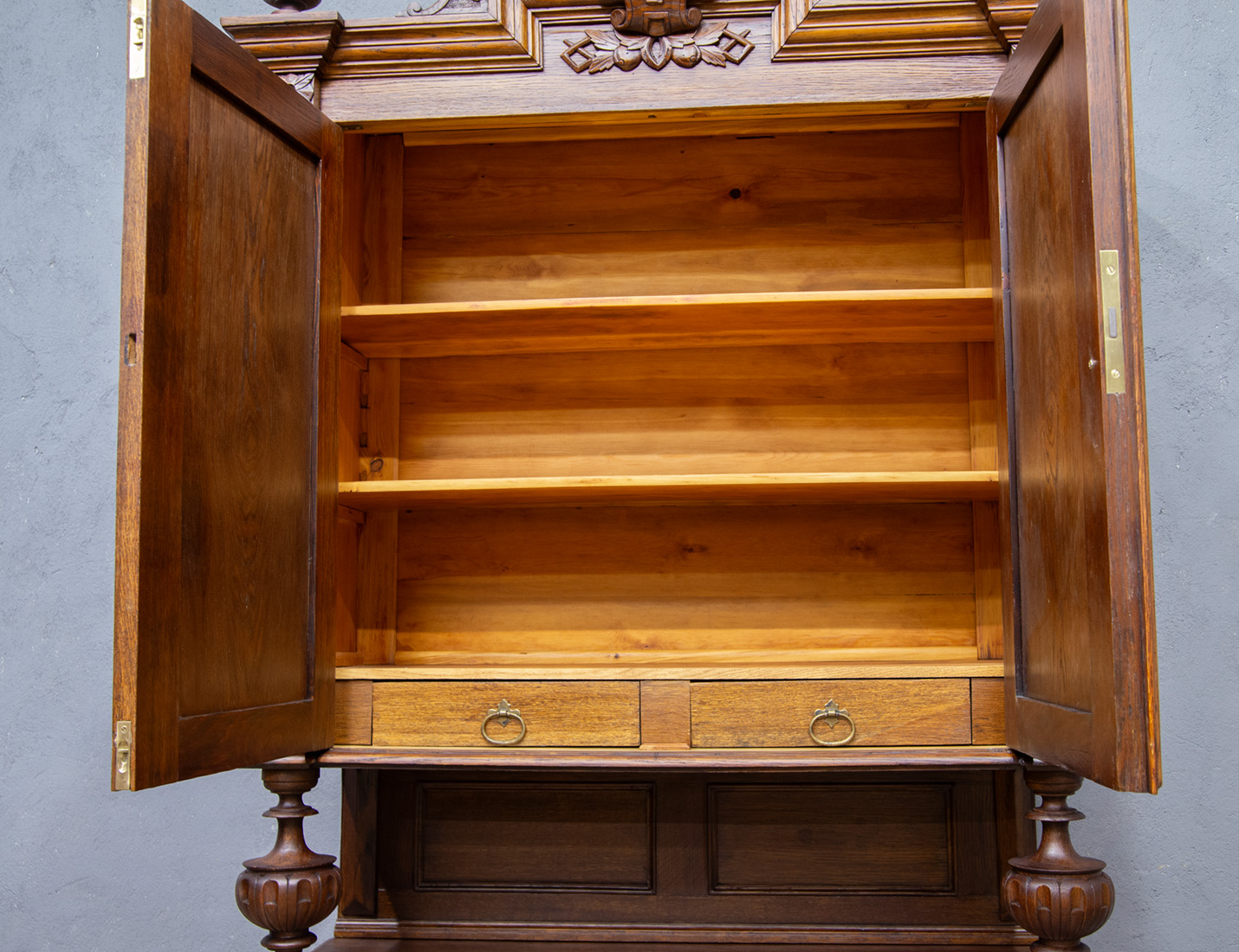 Реставрация антикварного охотничьего буфета 19 века