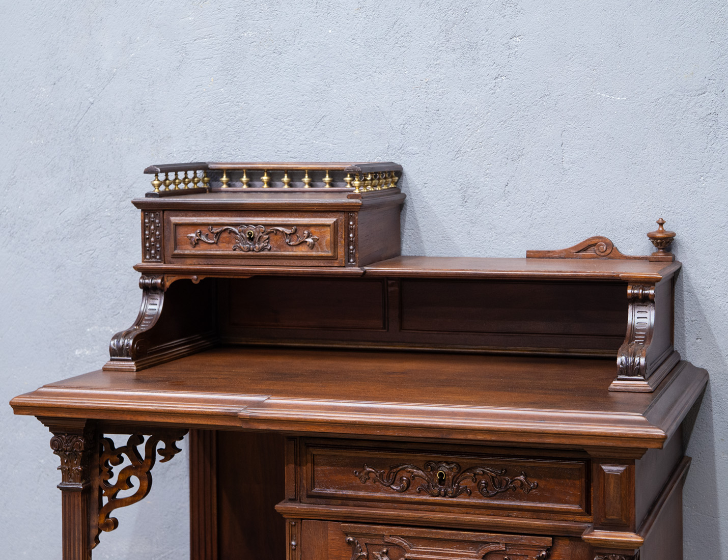 Реставрация антикварного поставца