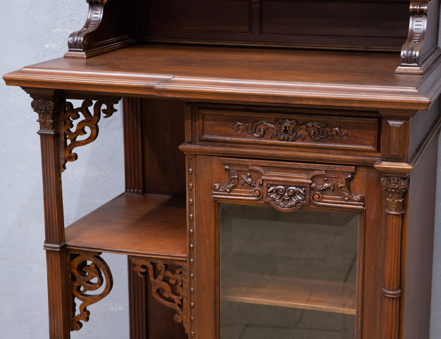 Реставрация антикварного поставца